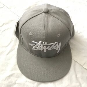 NWT STUSSY Snapback Cap Hat Flat Brim Grey White Unisex
